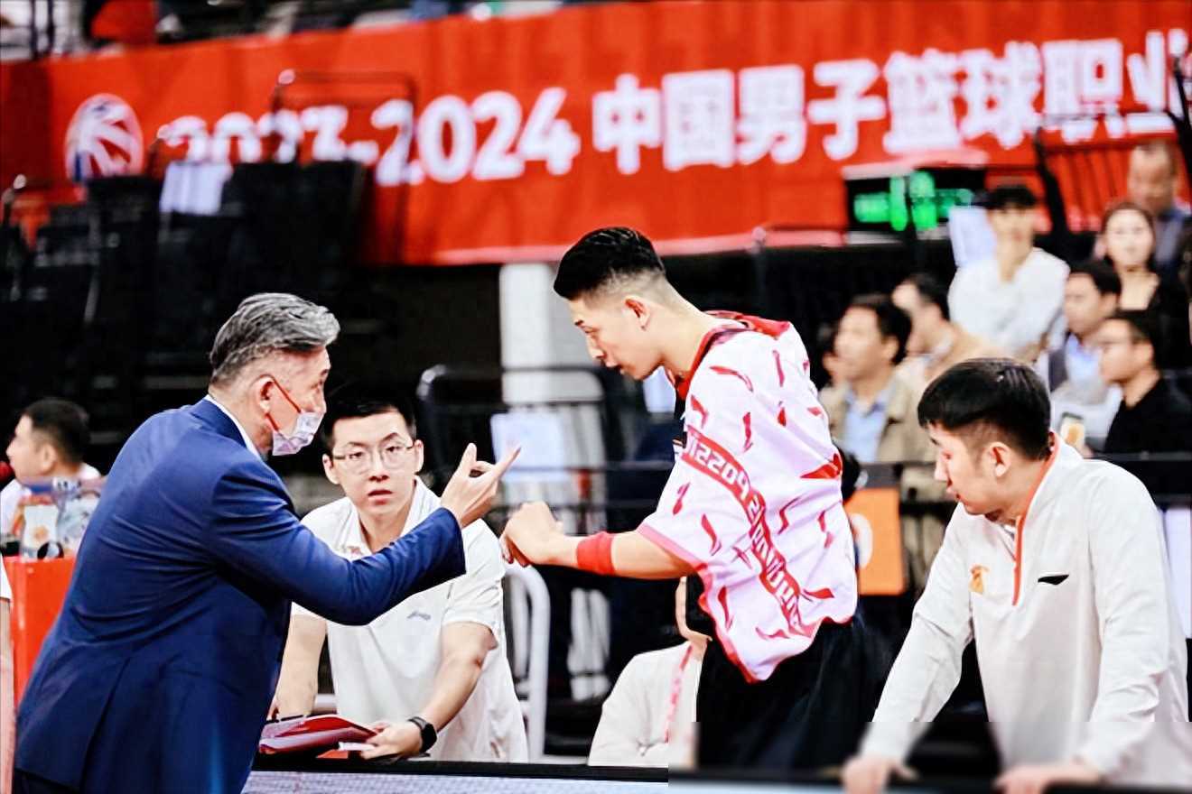 关于转折点深圳队内部沟通，CBA常规赛关键战攻防权衡，气氛紧张，身体对抗强度拉满的信息